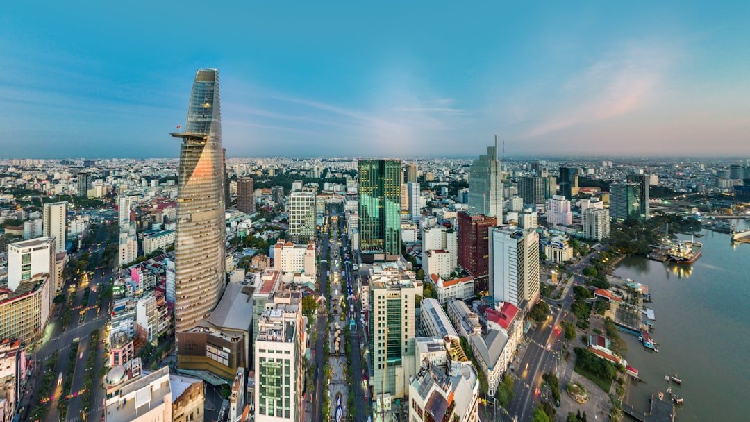 Toà nhà cao tầng ven sông tại khu đô thị - minh hoạ hạ tầng đô thị Thủ Thiêm